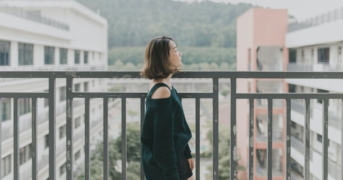 上を見上げる女性