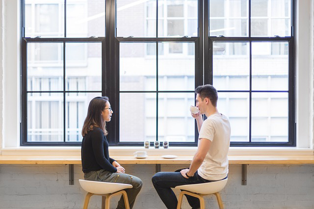 カフェで話す男女