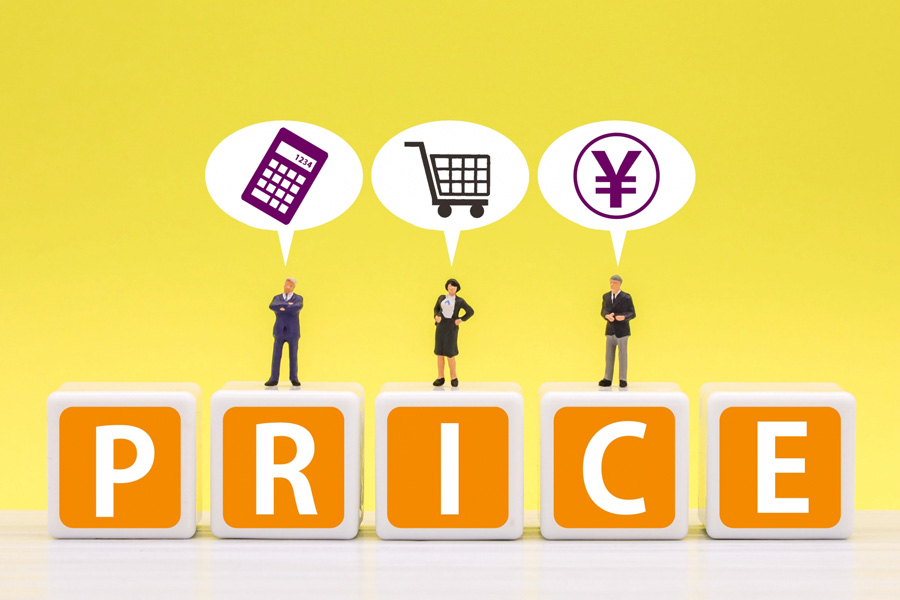 priceの文字と考える人形たち