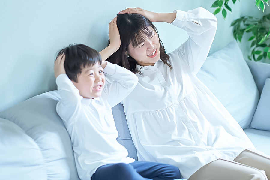 頭を抱える親子