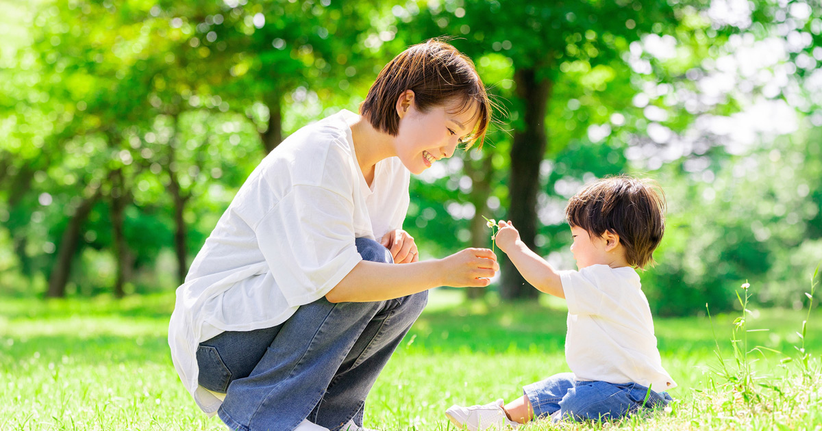 公園で遊ぶ親子