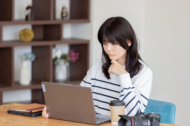 パソコンで仕事をする女性