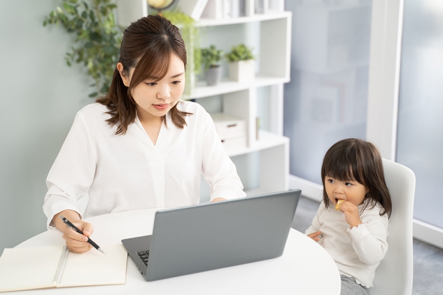 自宅で働くワーキングマザー