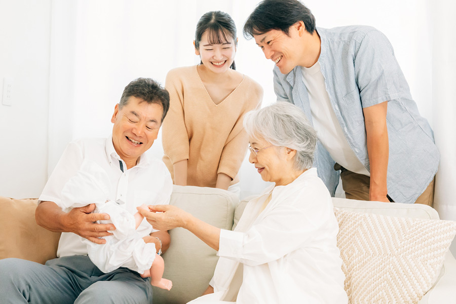 赤ちゃんを囲む家族