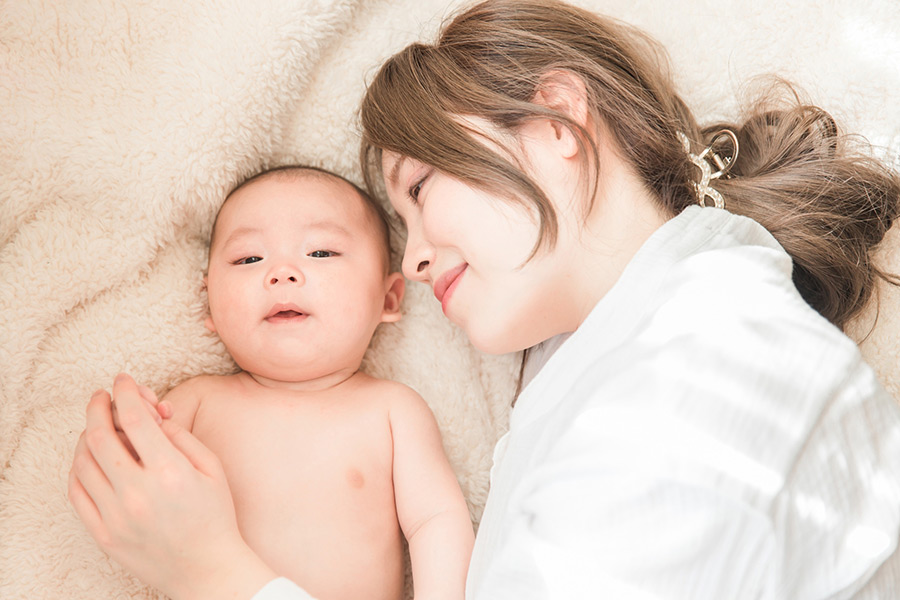 赤ちゃんを寝かしつける女性