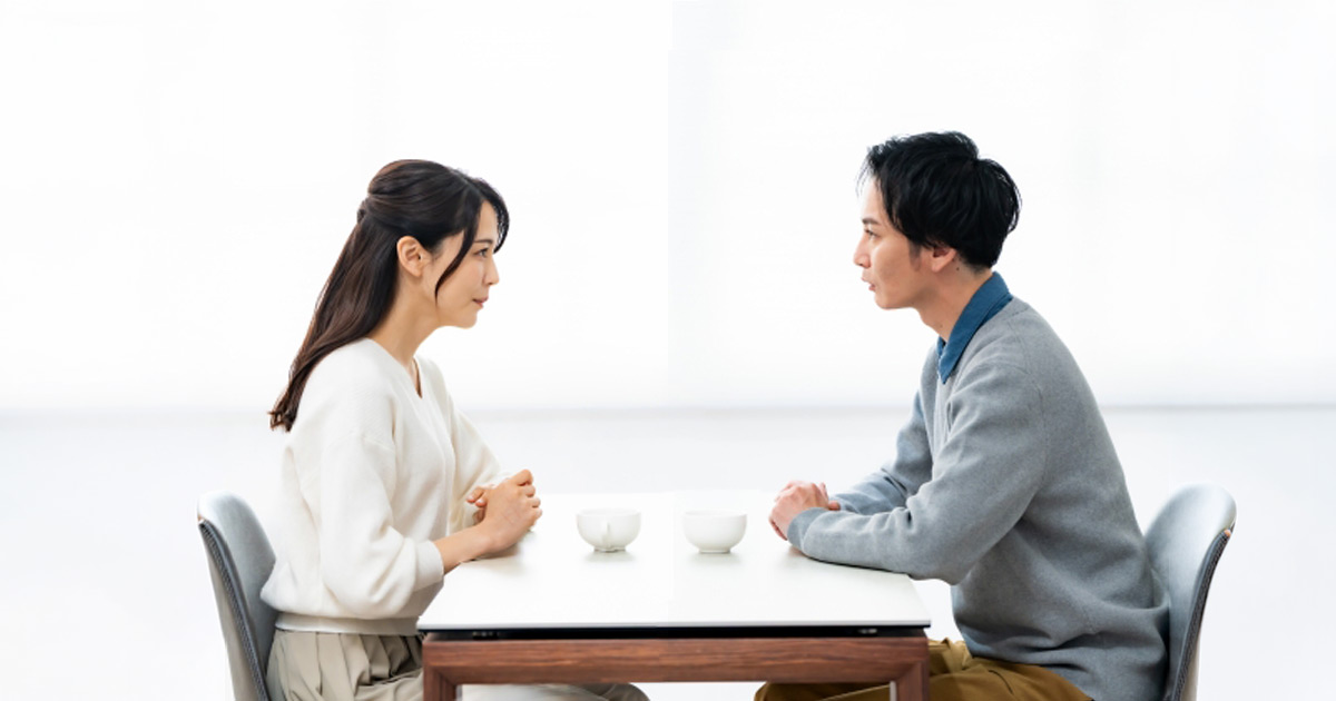 話し合う夫婦