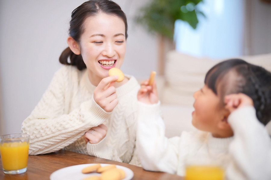 おやつを食べる親子